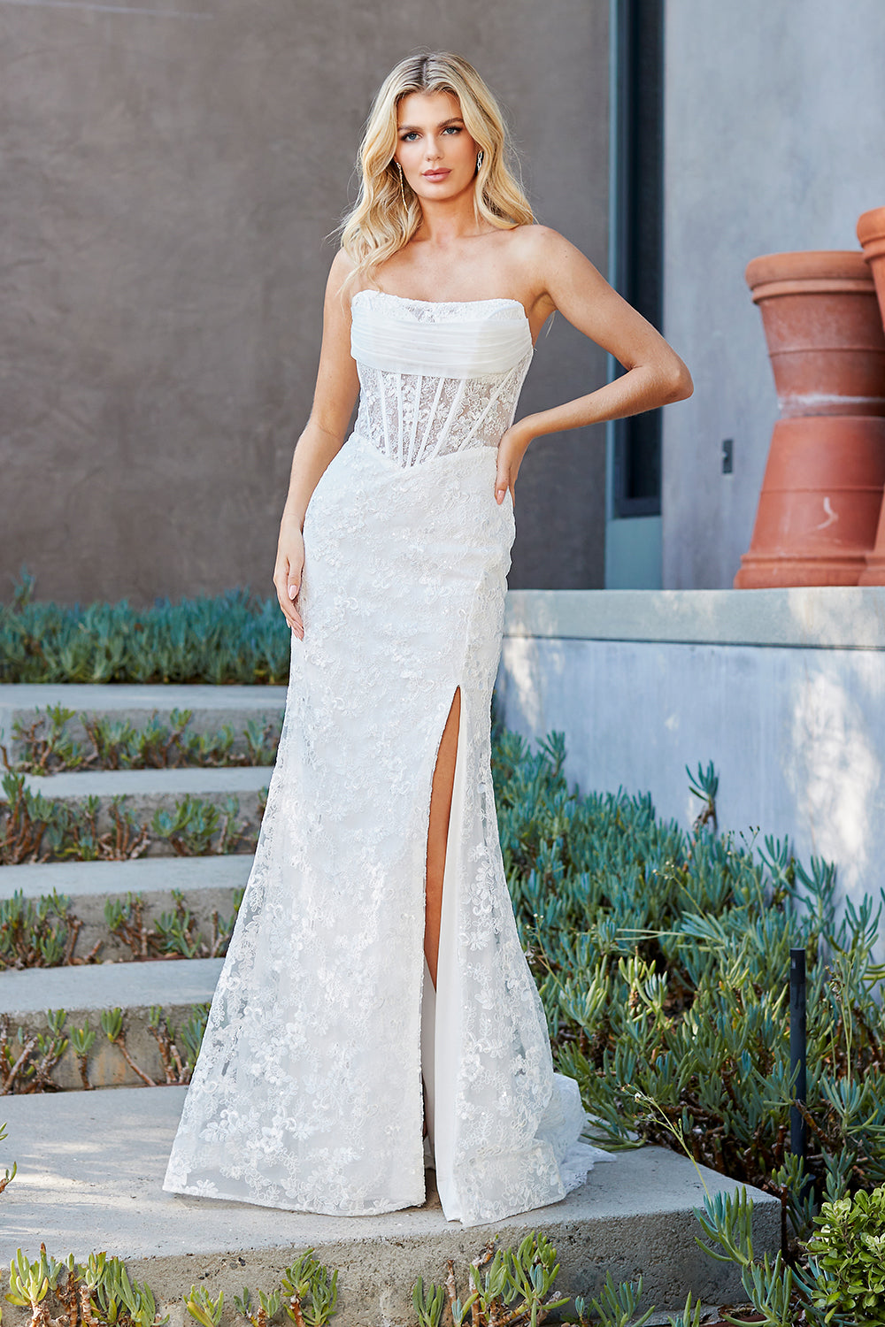 Vestido de Novia Ajustado de Encaje, con Escote Recto y Detalle en Drapeado, con Corsé y Abertura en la Pierna, Color White