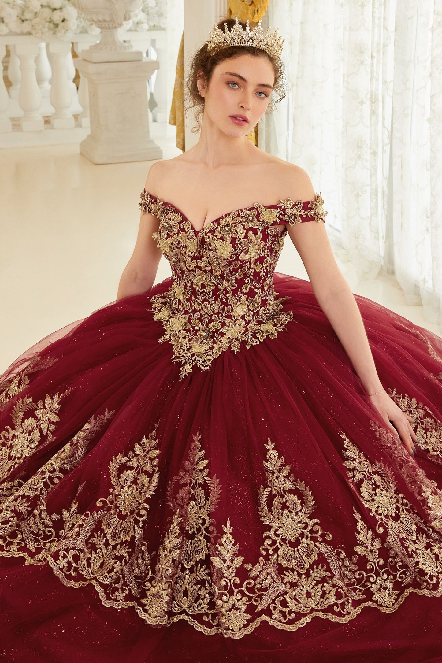 Vestido XV Años Tipo Princea a capas con decoraciones en Encaje Dorado (Varios Colores)