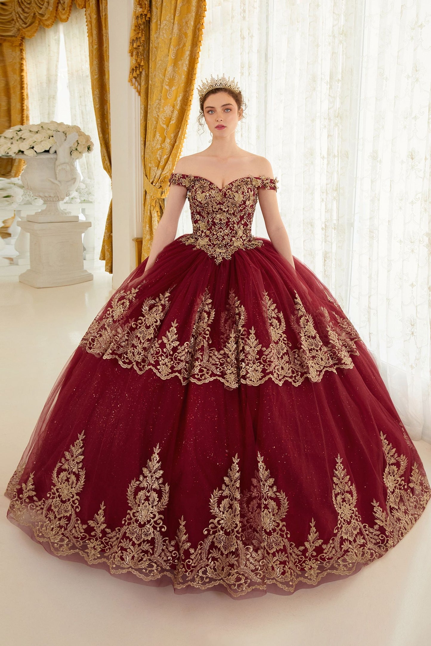 Vestido XV Años Tipo Princea a capas con decoraciones en Encaje Dorado (Varios Colores)