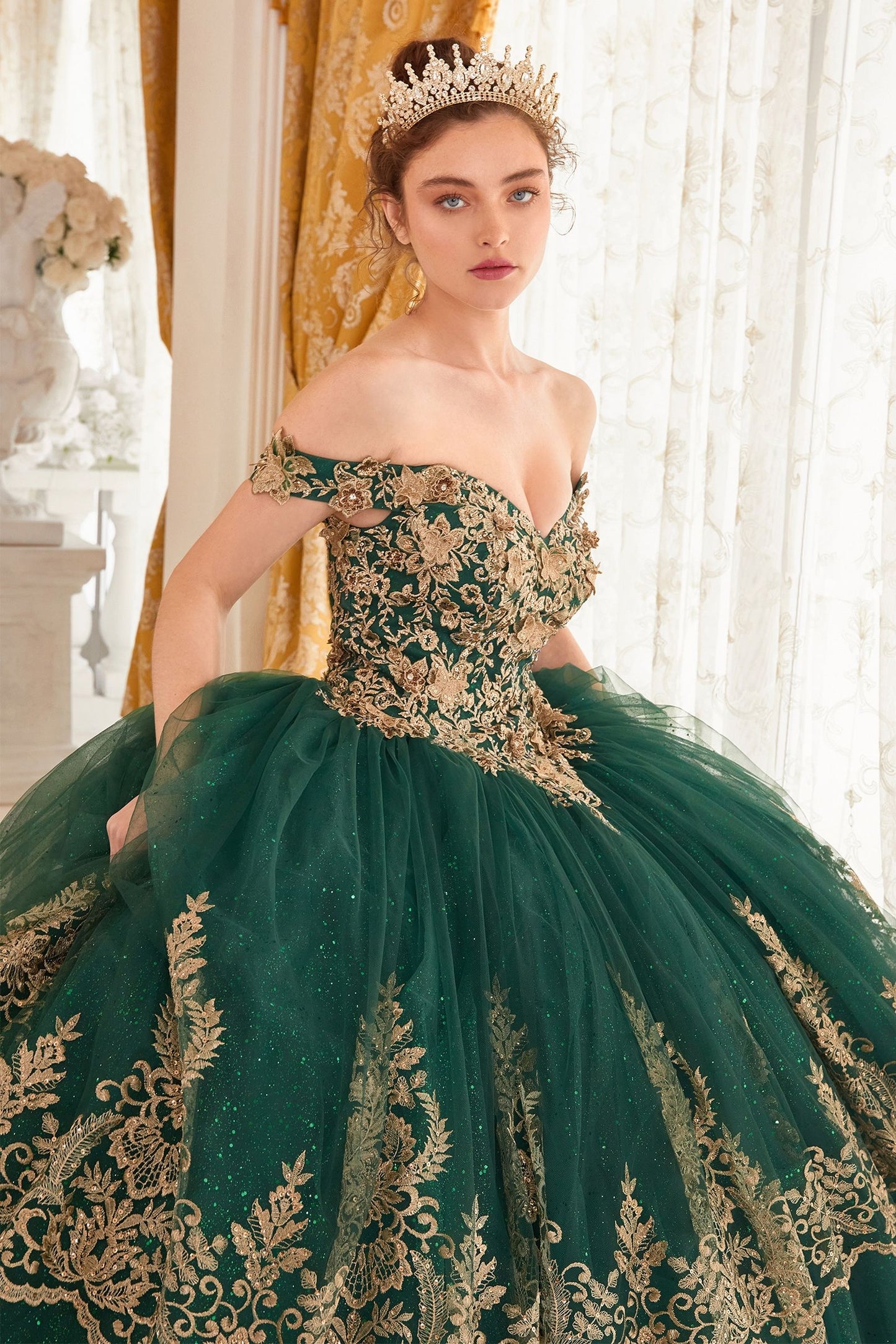 Vestido XV Años Tipo Princea a capas con decoraciones en Encaje Dorado (Varios Colores)