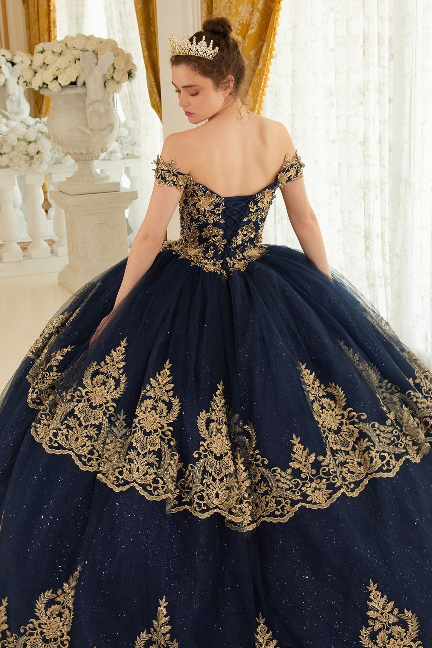 Vestido XV Años Tipo Princea a capas con decoraciones en Encaje Dorado (Varios Colores)