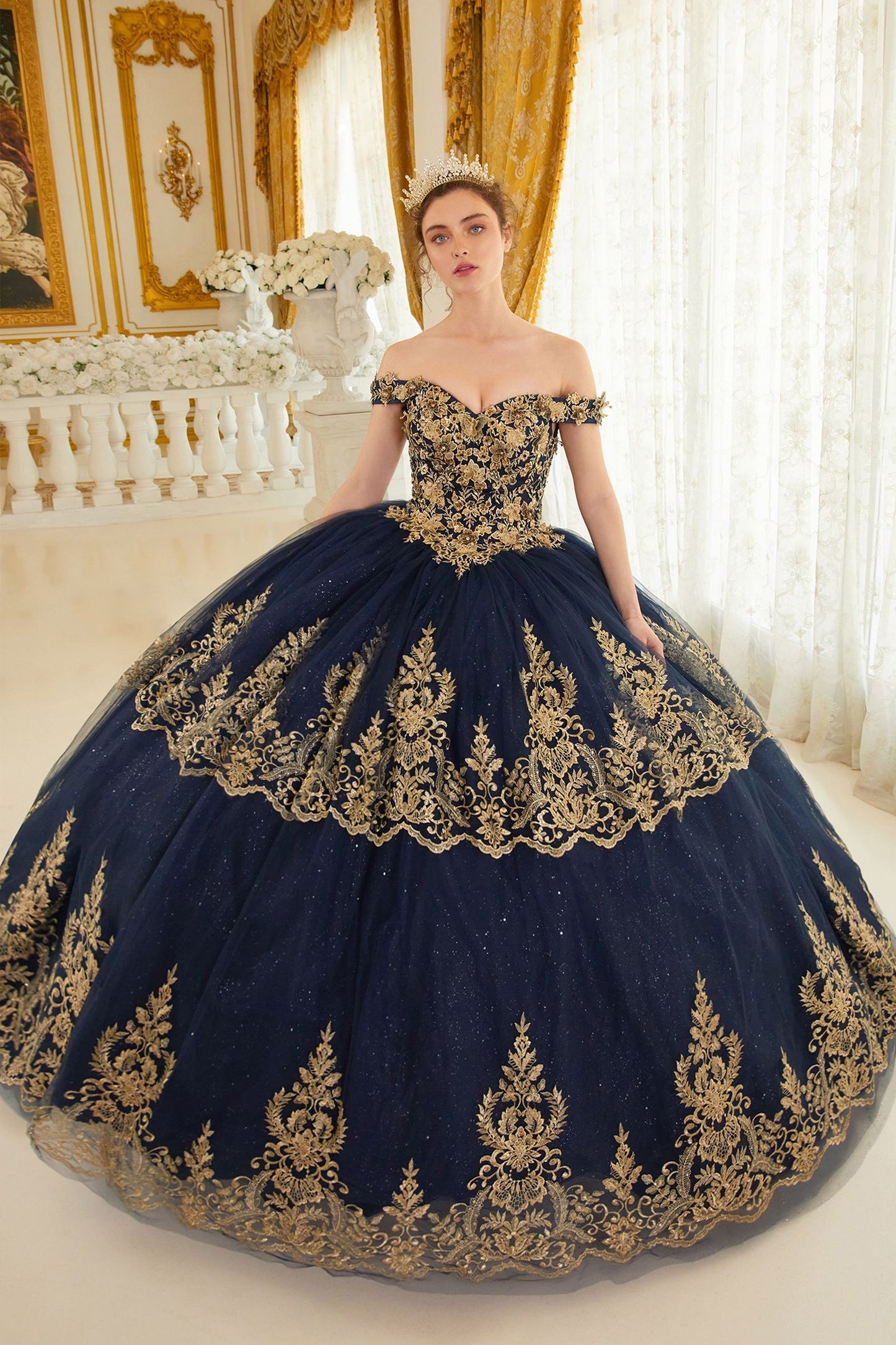 Vestido XV Años Tipo Princea a capas con decoraciones en Encaje Dorado (Varios Colores)