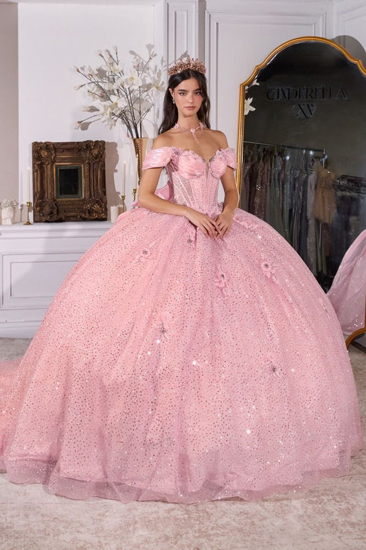 Vestido de Fiesta, Corte Princesa, Escote Corazón, Hombros Descubiertos y Drapeado Suave, Aplicaciones Florales con Relieve, Adornos de Cristal y un Gran Lazo en la Espalda, Color Pink