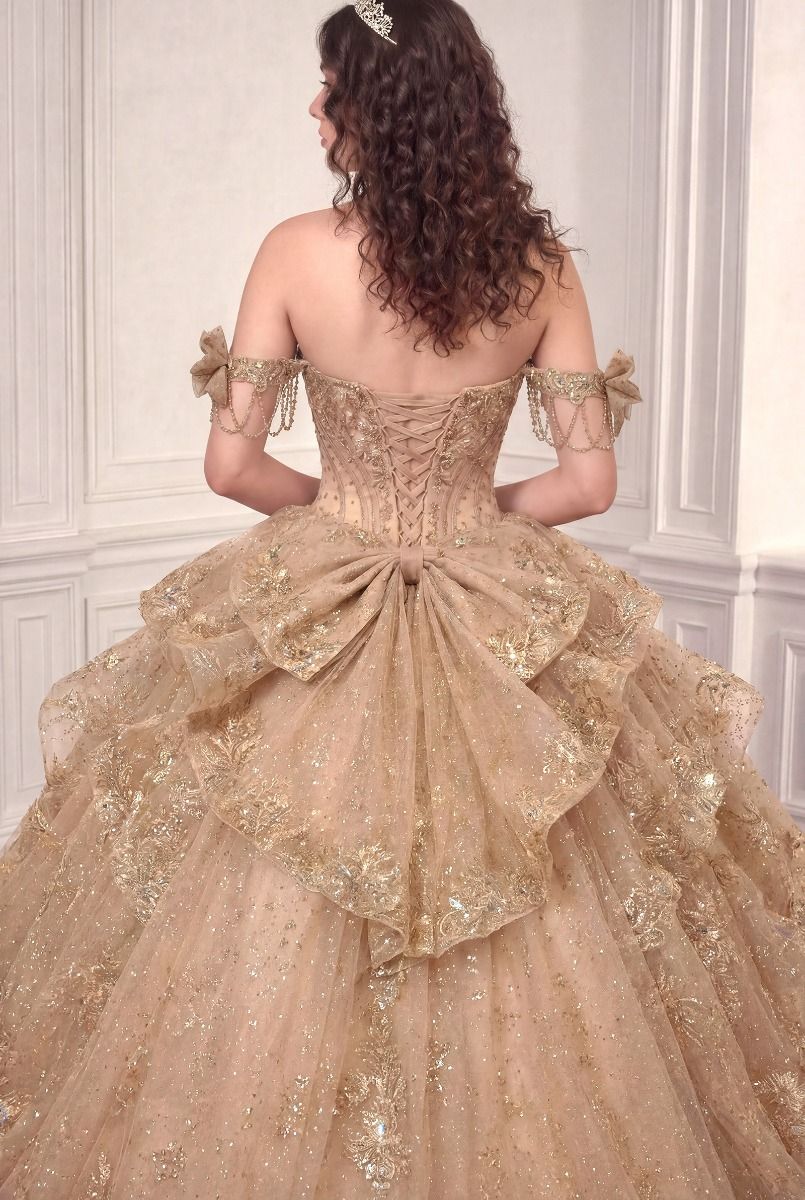 Vestido de Fiesta, Con Escote en V Bordado con Gargantilla a Juego , Hombros Descubiertos con Detalle de Olanes en la Falda, Color Mocha Gold