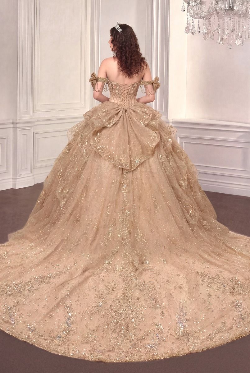 Vestido de Fiesta, Con Escote en V Bordado con Gargantilla a Juego , Hombros Descubiertos con Detalle de Olanes en la Falda, Color Mocha Gold