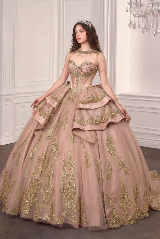 Vestido de Fiesta con Escote Corazón Gargantilla a Juego, con detalla de Olanes a los Costados y Moño en la Parte de Atrás, Color Rose Gold