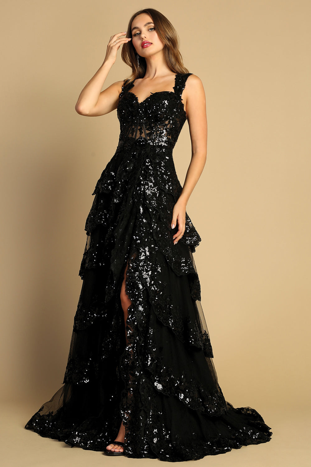 Vestido con Abertura y Encaje en Capas. (Vario Colores)