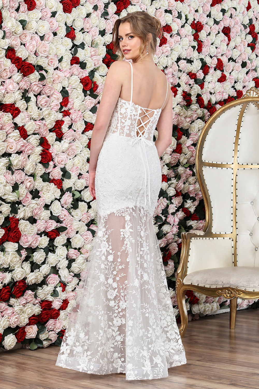 Vestido de Novia corte Sirena Con Detalles Florales de Encaje y Abertura en la Pierna.