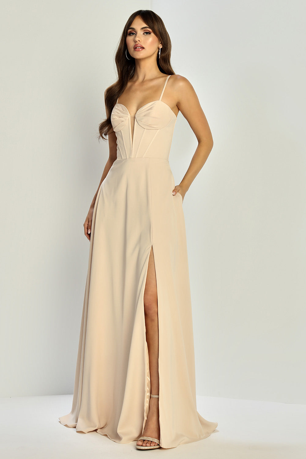 Vestido de satén en línea A con abertura en la pierna y con tirantes (Varios Colores)
