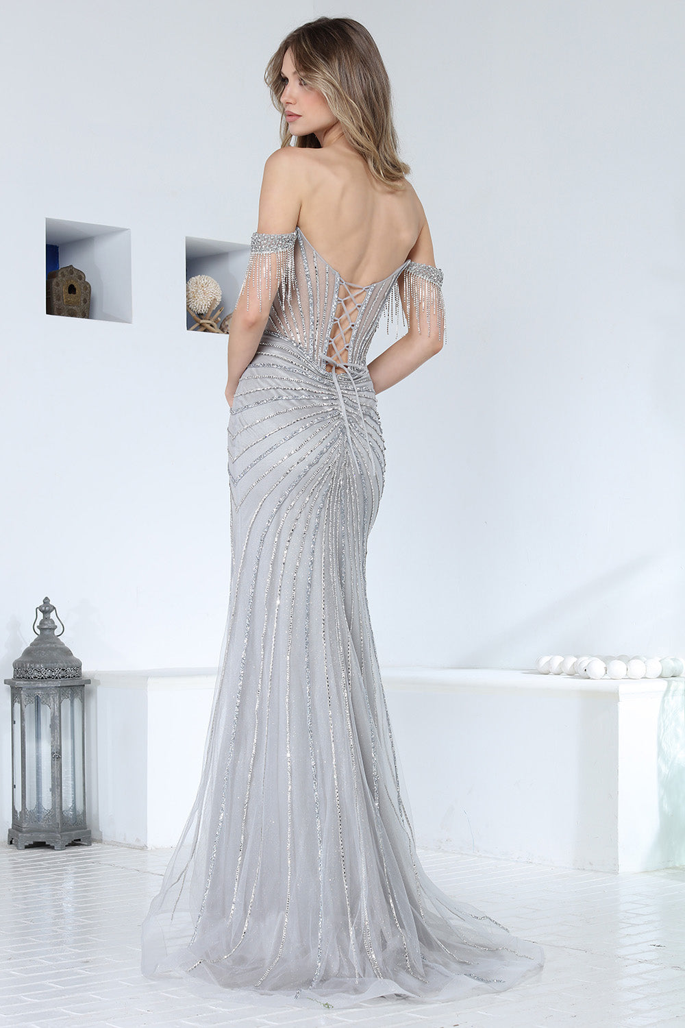 Vestido Corte recto con Adonos Brillantes y Abertura en la Pierna