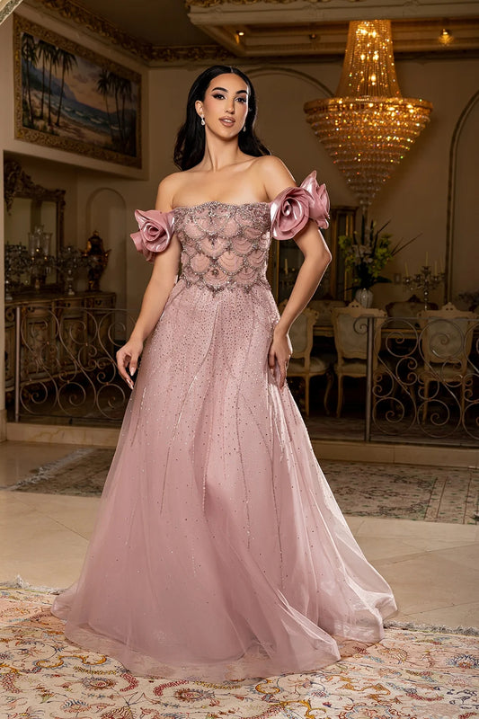 Vestido en Corte A, de Tul con Corpiño Bordado, Hombros Descubiertos y Detalle de Flores , Colores Dusty Rose y Dust