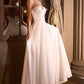 Vestido de Novia de Satén en Corte A con Escote Plisado, Tirantes finos y elegante abertura en la pierna., Color Off White.
