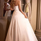 Vestido de Novia de Satén en Corte A con Escote Plisado, Tirantes finos y elegante abertura en la pierna., Color Off White.