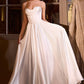 Vestido de Novia de Satén en Corte A con Escote Plisado, Tirantes finos y elegante abertura en la pierna., Color Off White.