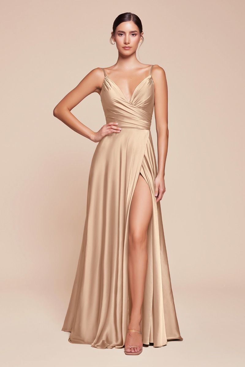 Vestido de dama de honor corte A con tela satinada con abertura en la pierna. (Curvy) (Varios Colores)