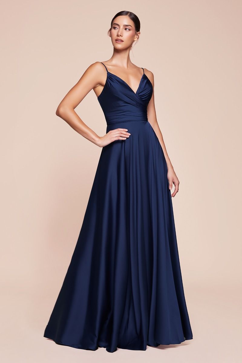 Vestido de dama de honor corte A con tela satinada con abertura en la pierna. (Curvy) (Varios Colores)
