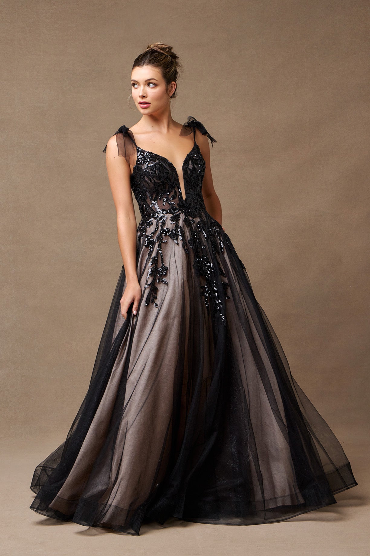 Vestido de Noche Línea A Con Escote Corazón, bolsillo laterales y cordones en la Espalda Color Black Nude.