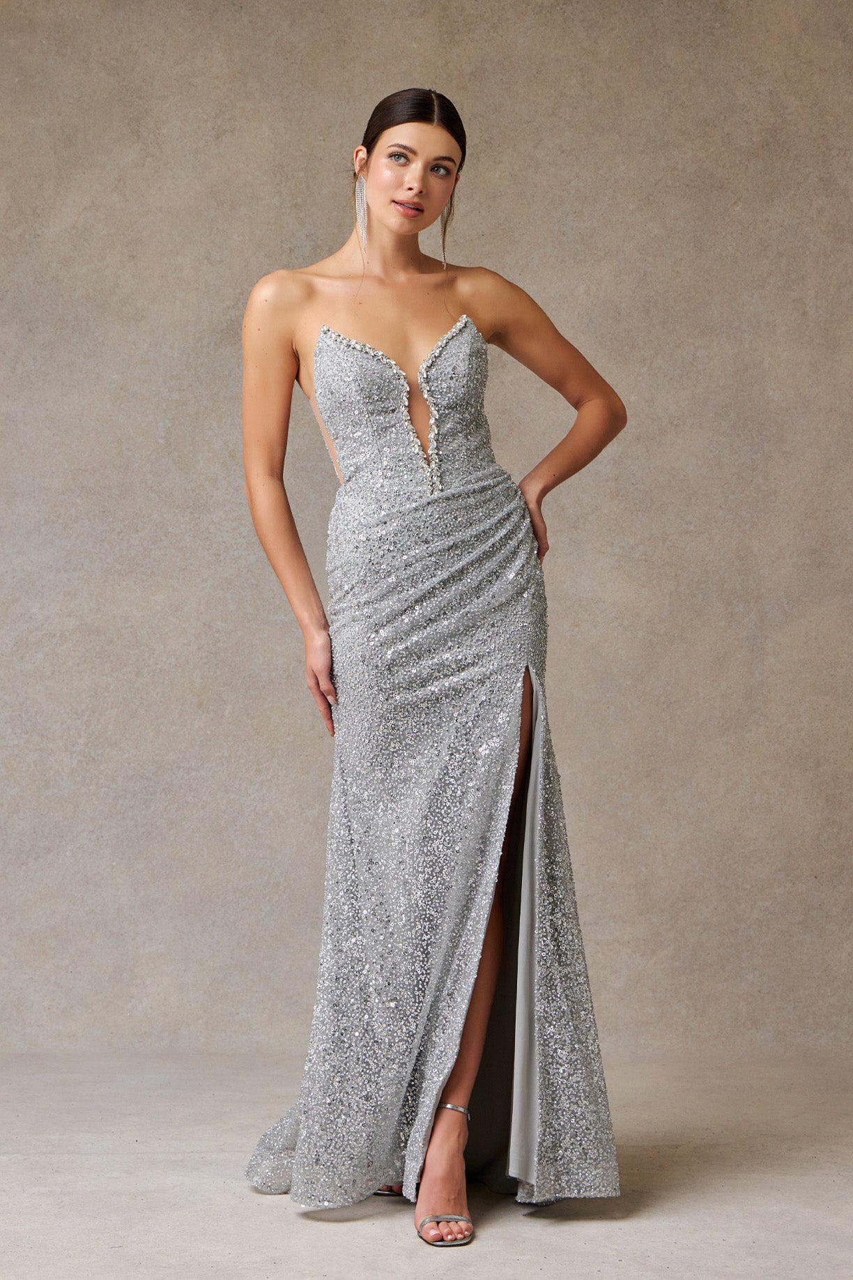 Vestido Estrapless con Abertura en la Pierna de Tul Bordado con Brillos y Lentejuelas, Color SIlver