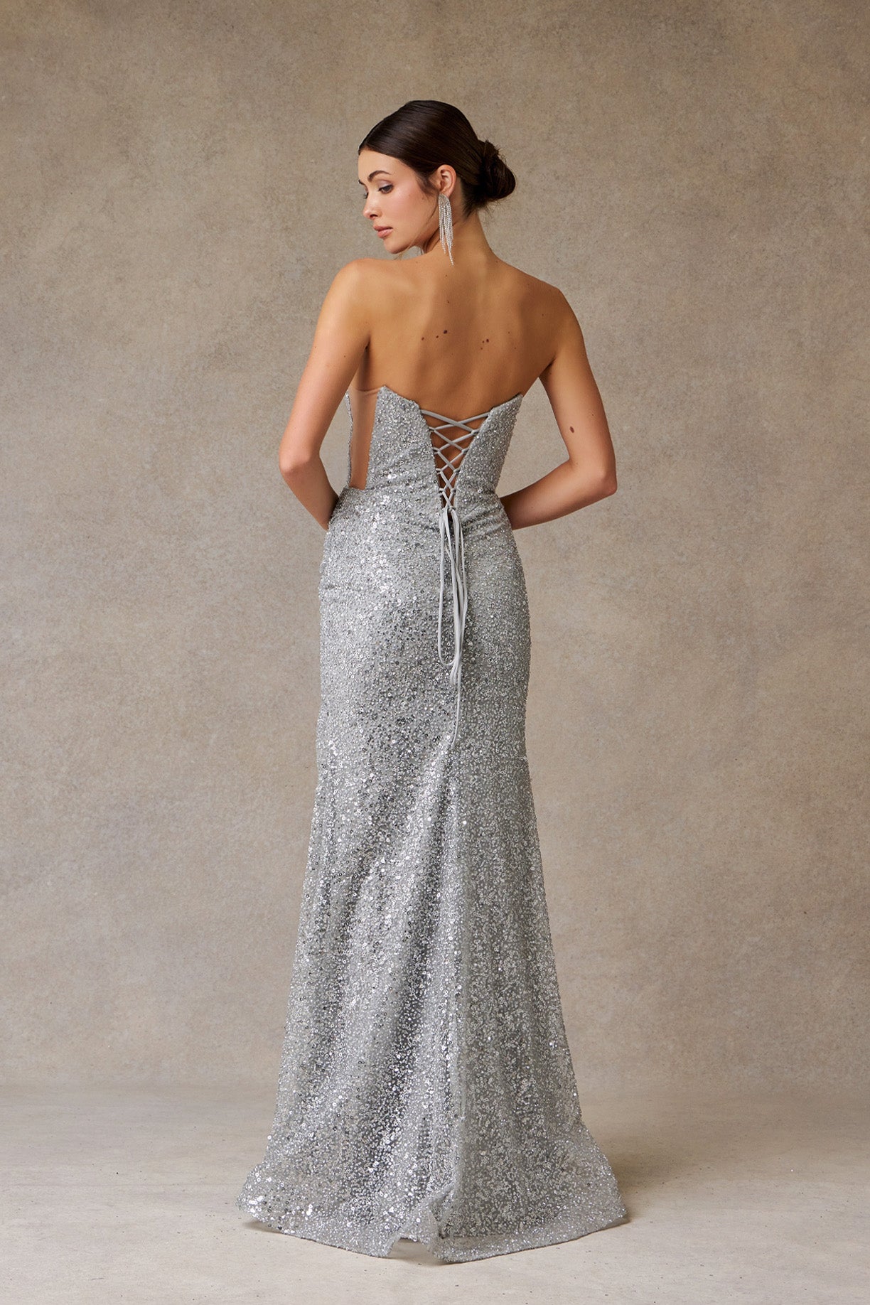 Vestido Estrapless con Abertura en la Pierna de Tul Bordado con Brillos y Lentejuelas, Color SIlver