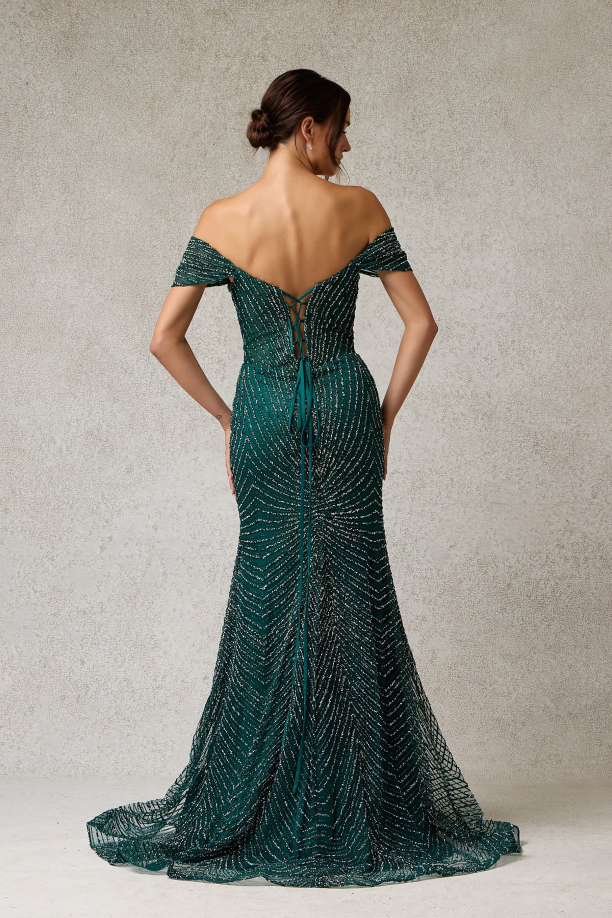 Vestido de Tul  con Aplicaciones en Cuentas, Lentejuelas y Cristales, con Escote Corazón, Color Hunter Green