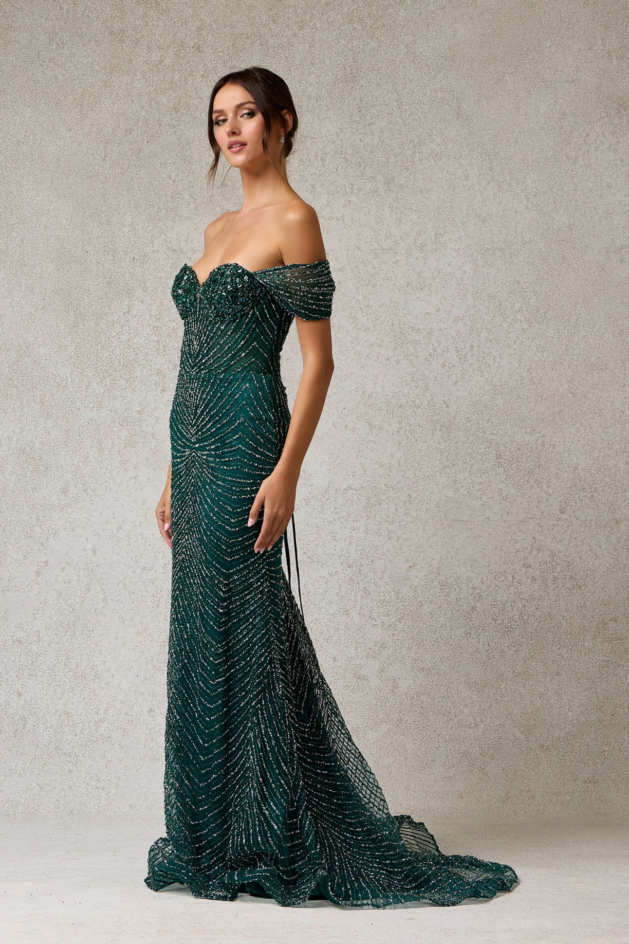 Vestido de Tul  con Aplicaciones en Cuentas, Lentejuelas y Cristales, con Escote Corazón, Color Hunter Green