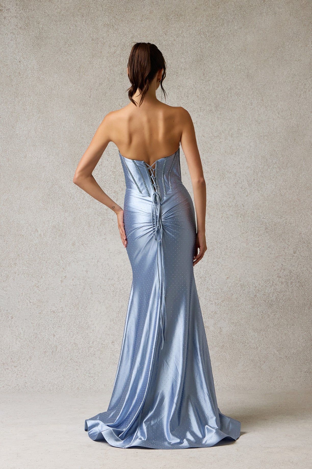 Vestido de Satén con Escote Corazón, Abertura en la Pierna y Detalles en Lentejuelas, Color Ice Bue