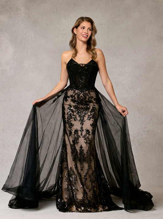 Vestido Ajustado con Sobrefalda, Escote Corazón , Bordado, Color Black Nude