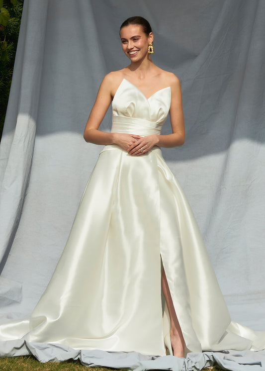Vestido de Novia con Escote de Corazón con Detalle de Cintura con Pliegues, Color Off White