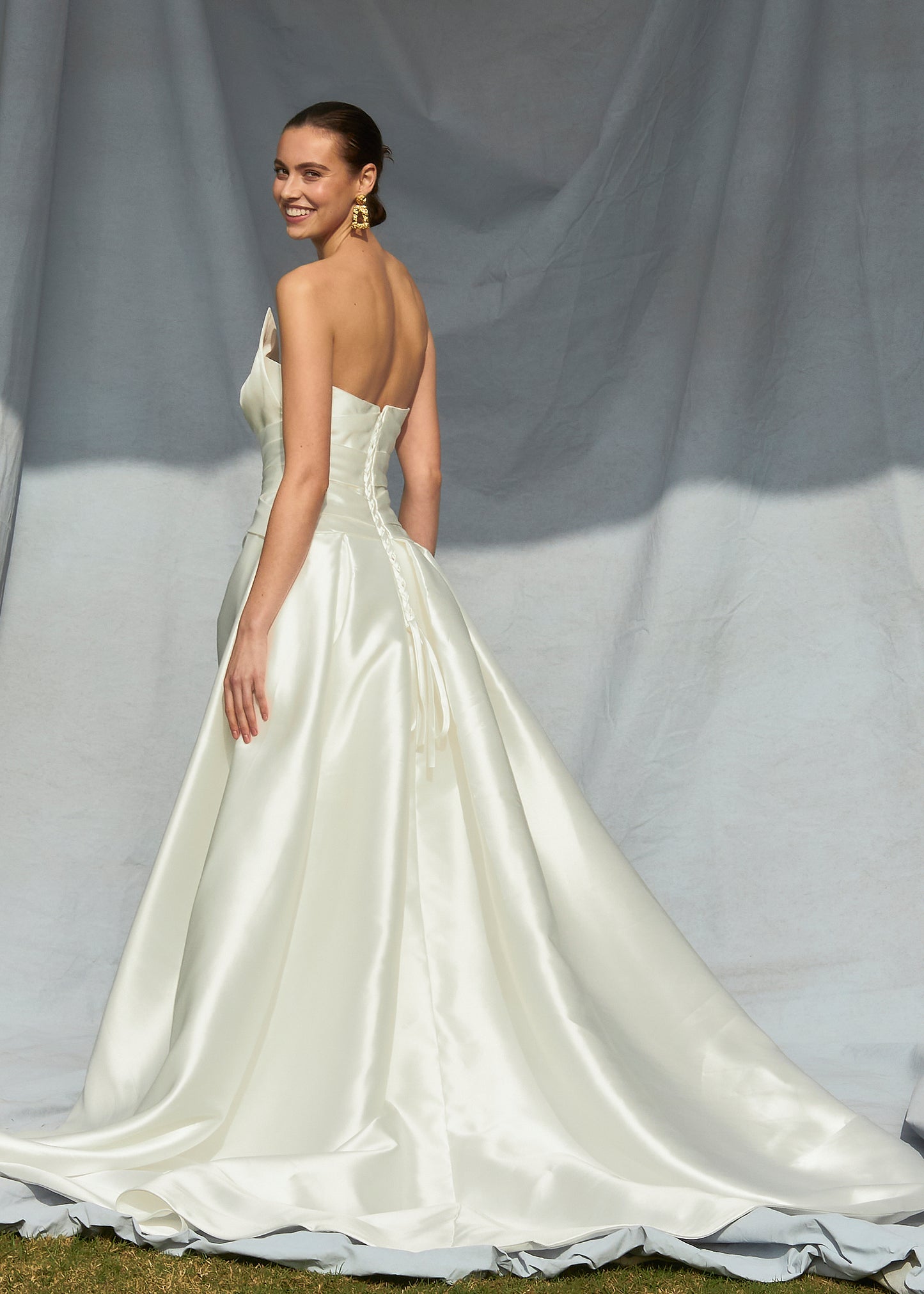 Vestido de Novia con Escote de Corazón con Detalle de Cintura con Pliegues, Color Off White