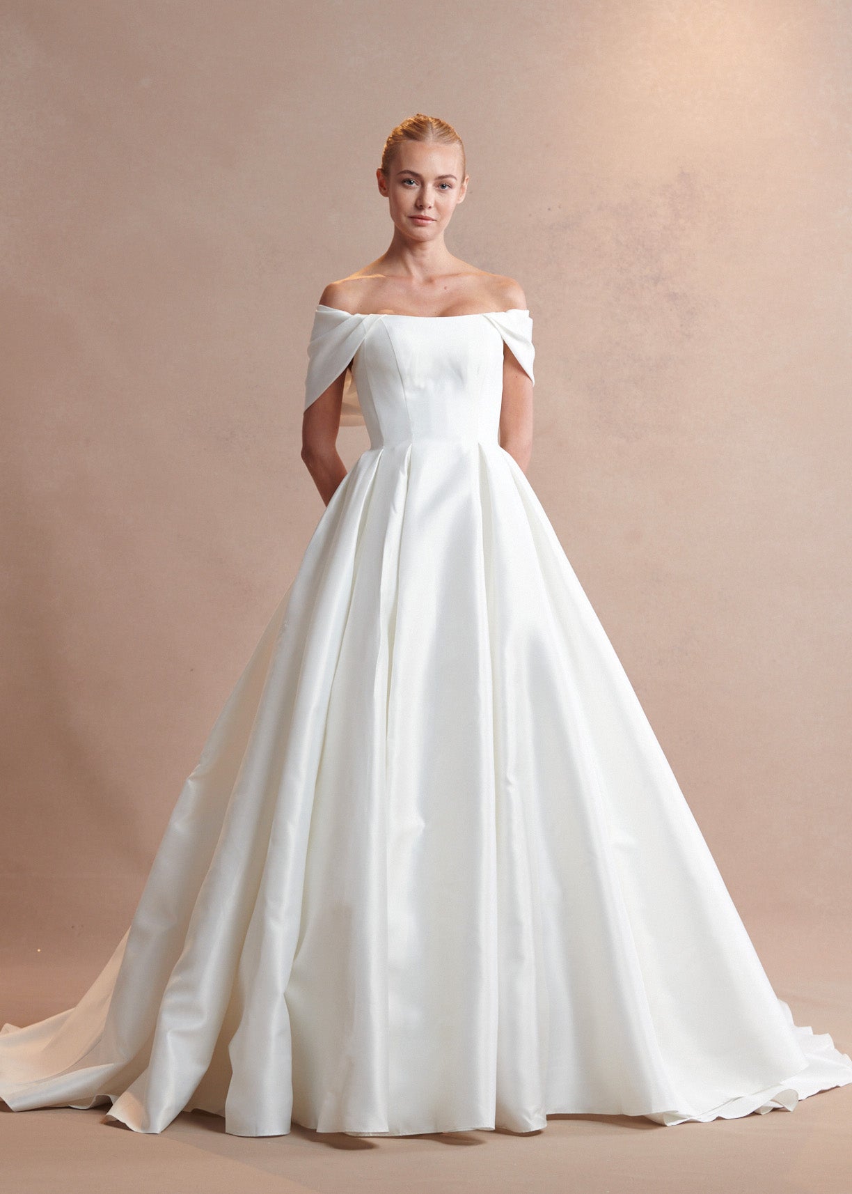 Vestido de Novia con Hombros Descubiertos y Escote Redondo, Color Off White