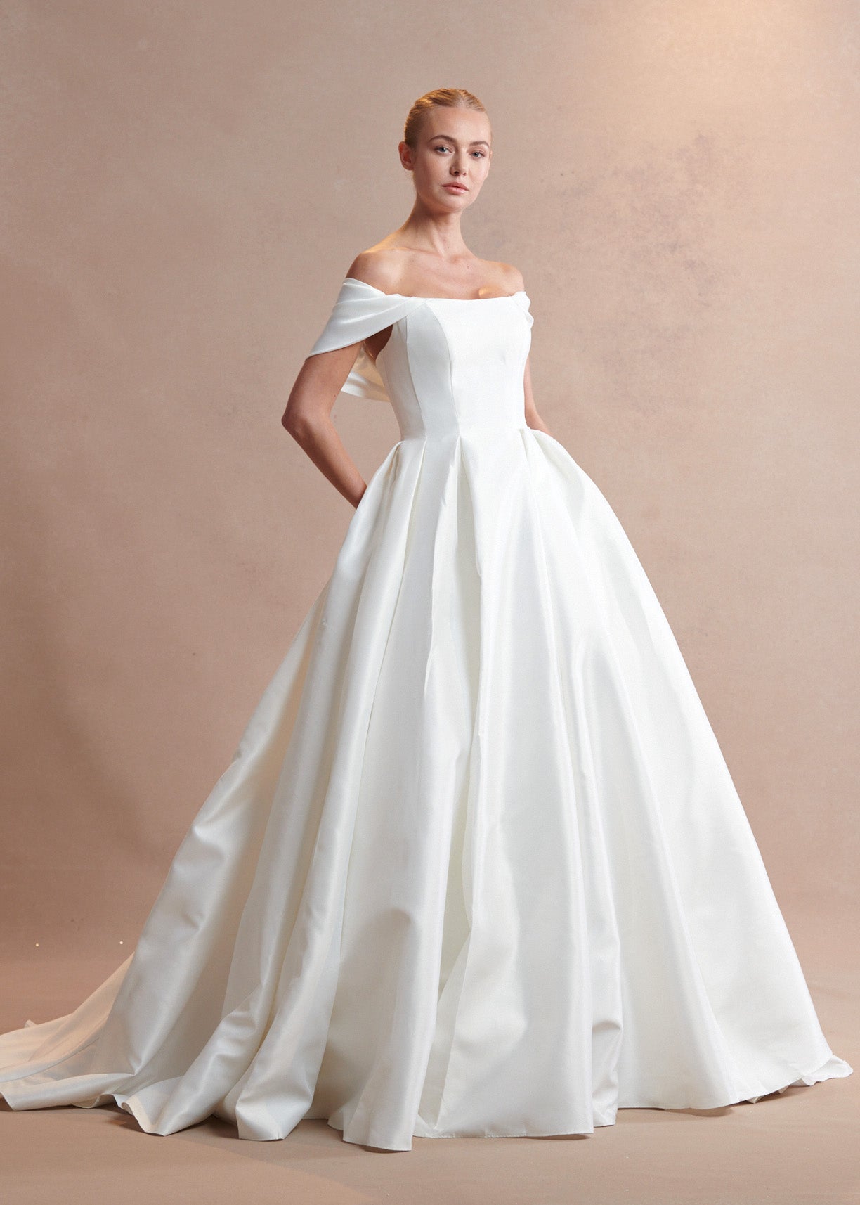 Vestido de Novia con hombros descubiertos, escote redondo y bolsillos laterales Color Off White