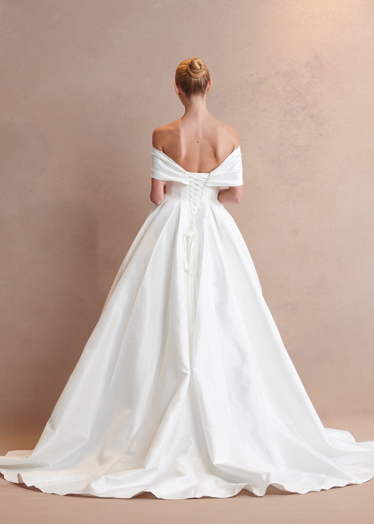 Vestido de Novia con Hombros Descubiertos y Escote Redondo, Color Off White
