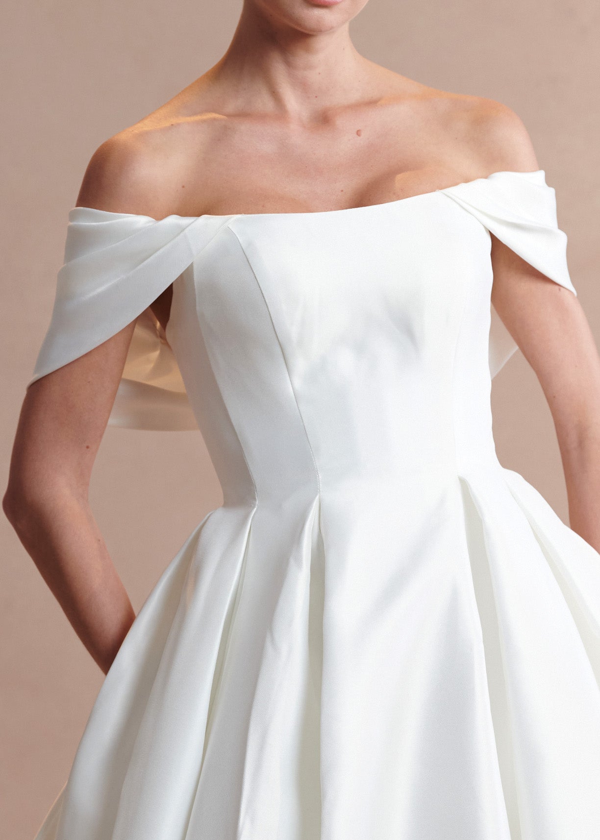 Vestido de Novia con Hombros Descubiertos y Escote Redondo, Color Off White