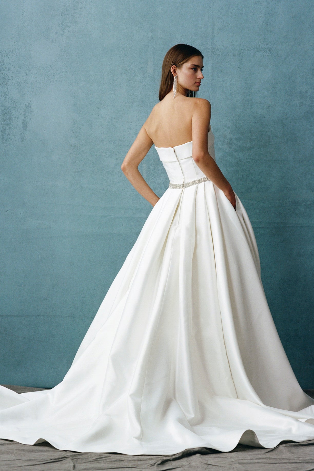 Vestido de Novia, Cuello Recto,con Bolsillos Laterales  y coon Cinturon Fijo.