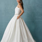 Vestido de Novia, Cuello Recto,con Bolsillos Laterales  y coon Cinturon Fijo.