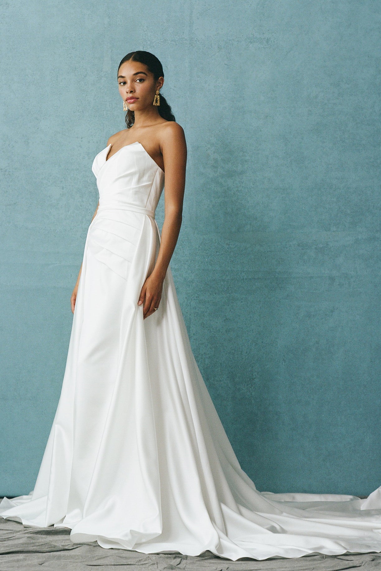 Vestido de Novia en corte de sirena con mangas de encaje escote V
