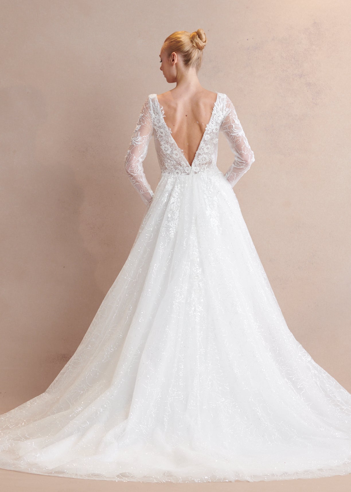 Vestido de Novia en Linea A en Encaje con Apertura en Pierna, Color Off White