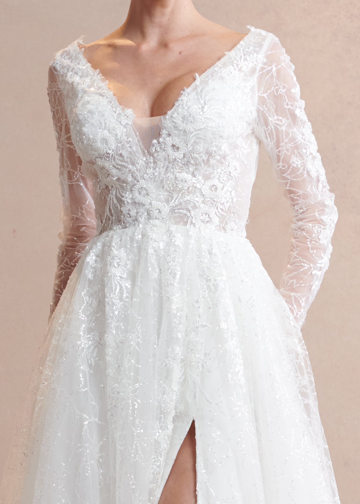 Vestido de Novia en Linea A en Encaje con Apertura en Pierna, Color Off White