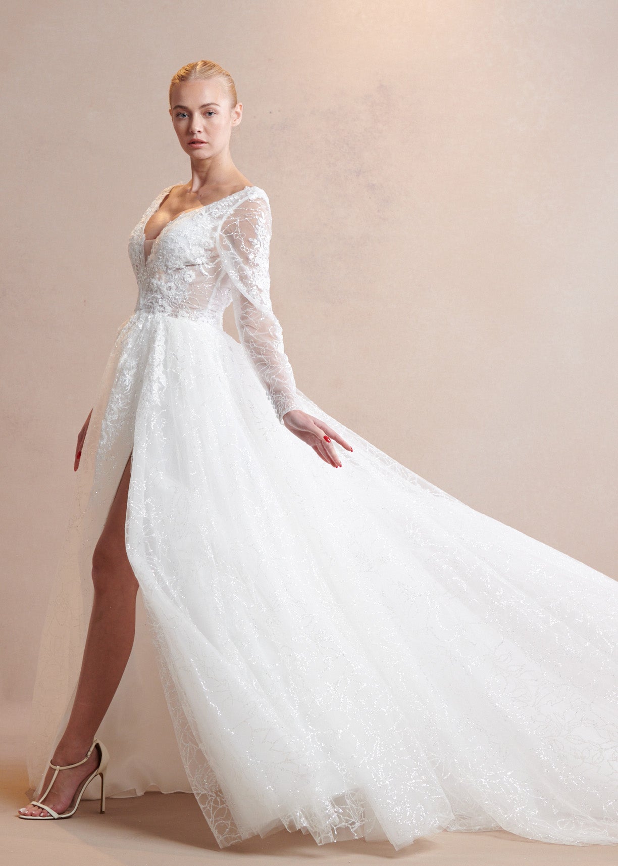 Vestido de Novia en Linea A en Encaje con Apertura en Pierna, Color Off White