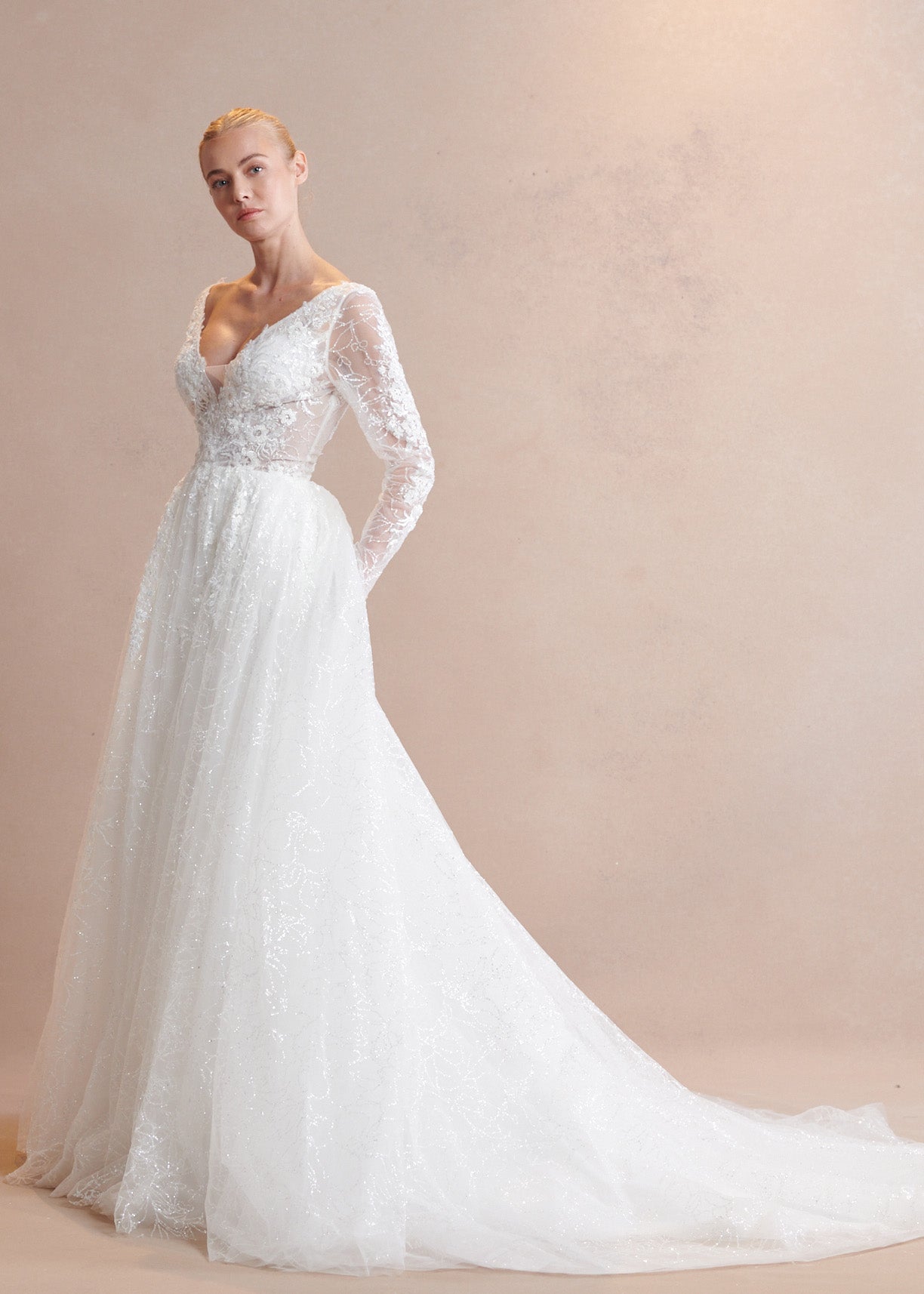Vestido de Novia en Linea A en Encaje con Apertura en Pierna, Color Off White