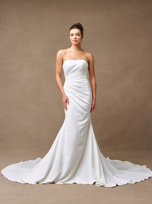 Vestido de Novia de Satén Elástico con Espalda de Encaje y Botones, Color Off White