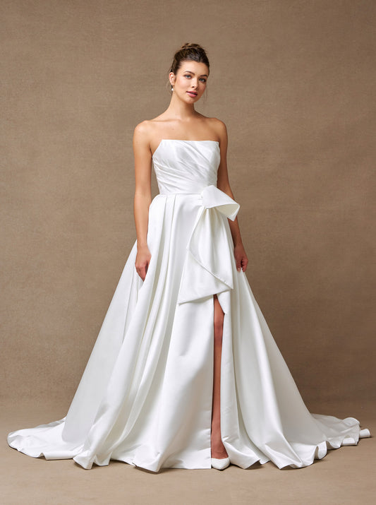 Vestido de Novia Corte en A, de Satén, Escote Corazón, Con Detalle Plisado y Volante en Cascada, Color Off White