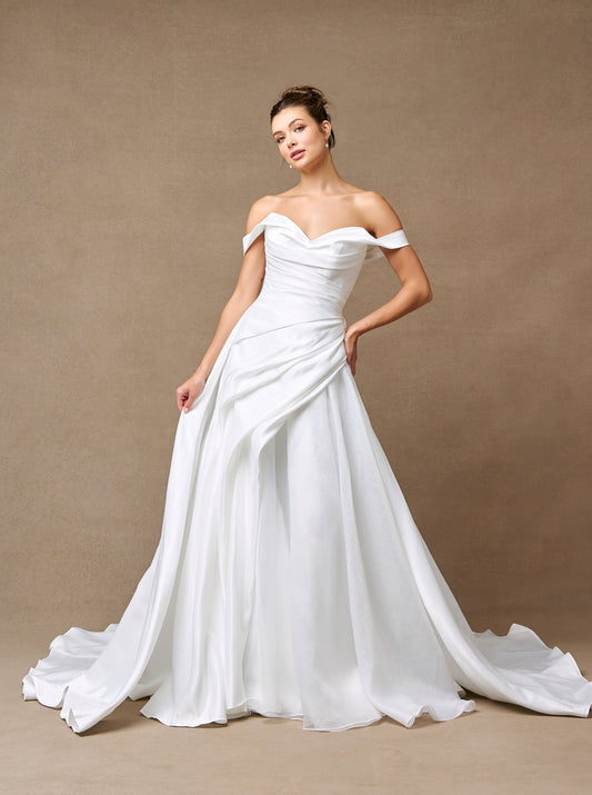 Vestido de Novia en Corte A, Con Hombros Descubierto, Escote Corazón, con Detales Drapeados al Frente, Color Off White