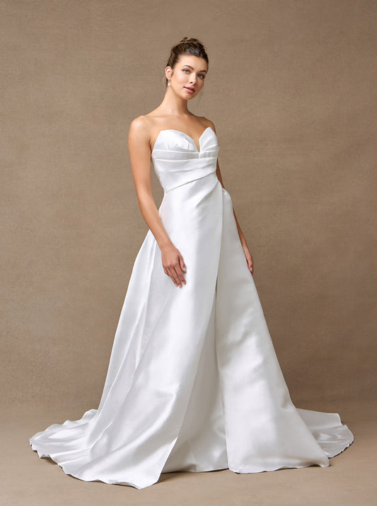 Vestido de Novia Corte en A con Cauda y Escote de Corazón Drapeado, Color Off White