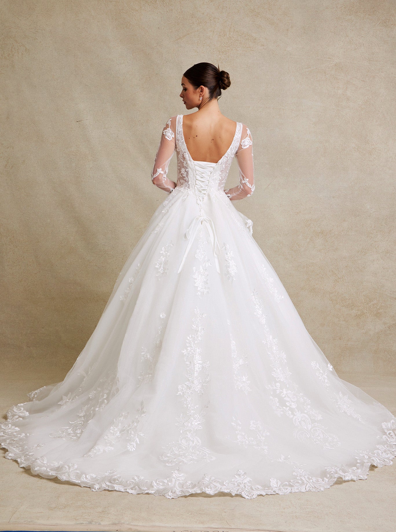 Vestido de Novia de Tul Bordado, Falda con Olanes y Manga Larga, Color Off White