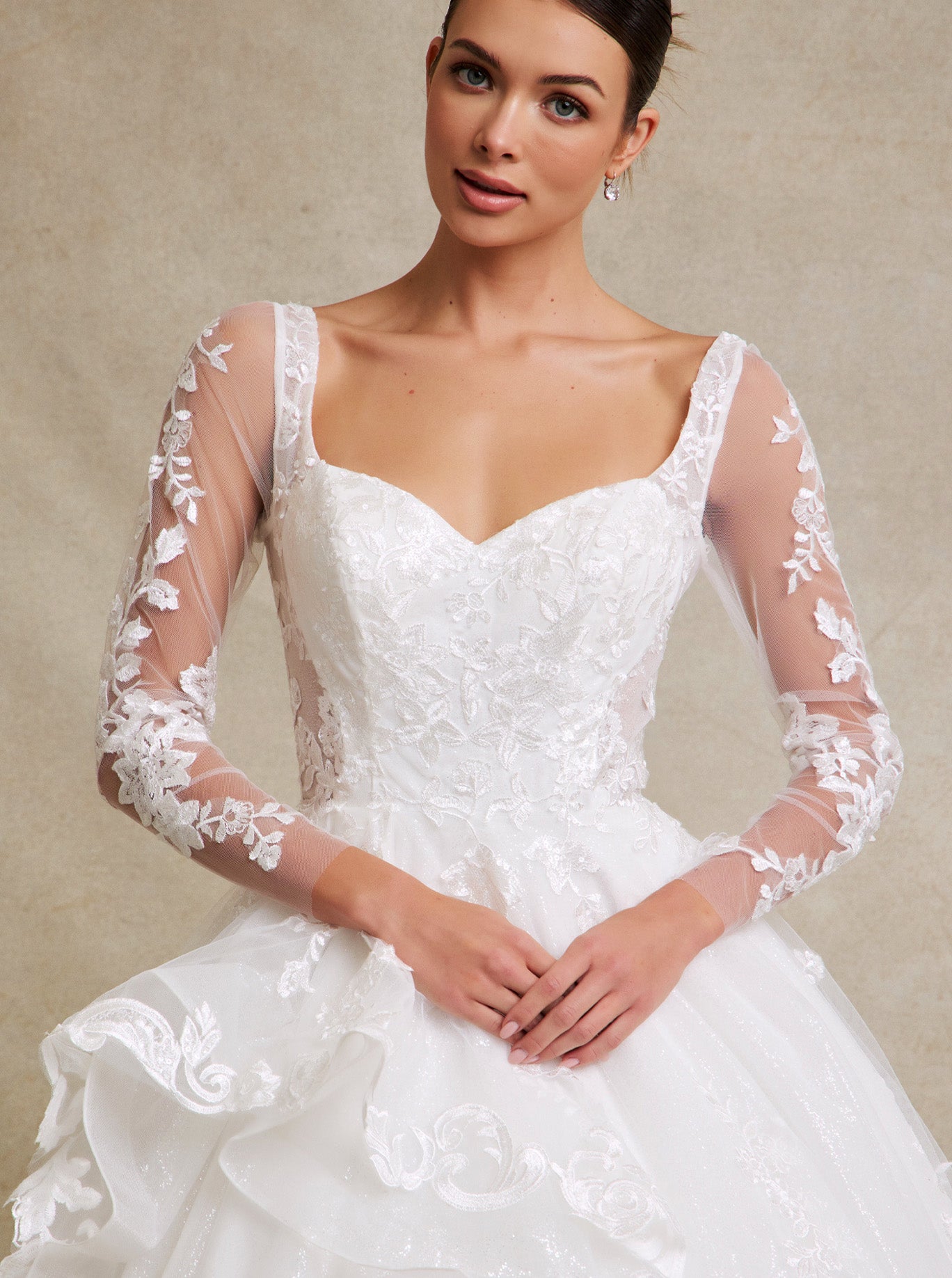 Vestido de Novia de Tul Bordado, Falda con Olanes y Manga Larga, Color Off White