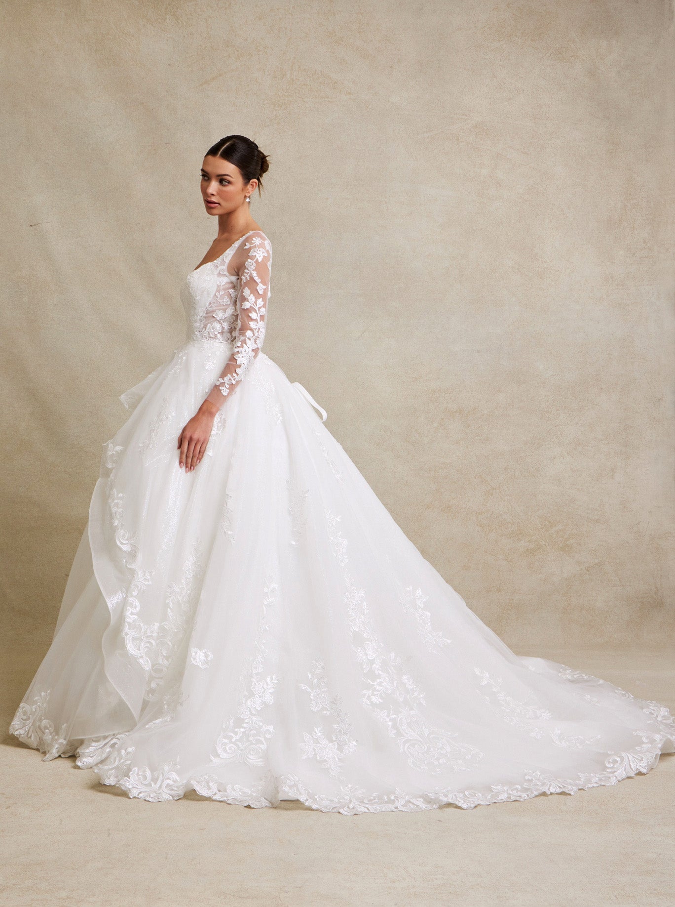 Vestido de Novia de Tul Bordado, Falda con Olanes y Manga Larga, Color Off White