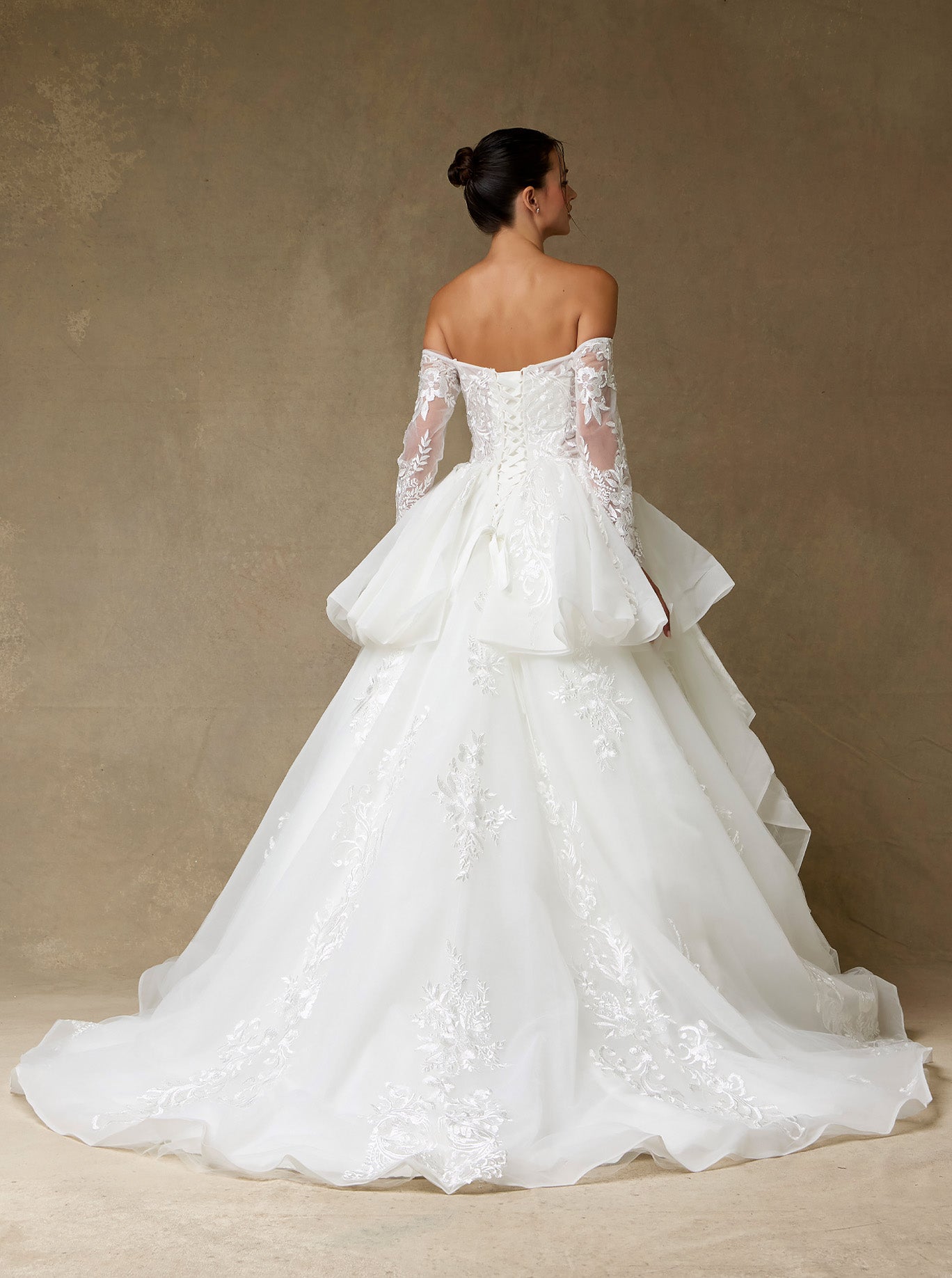 Vestido de Novia de Tul y Encaje Bordado con Lentejuelas con Hombros Descubiertos, Color Off White