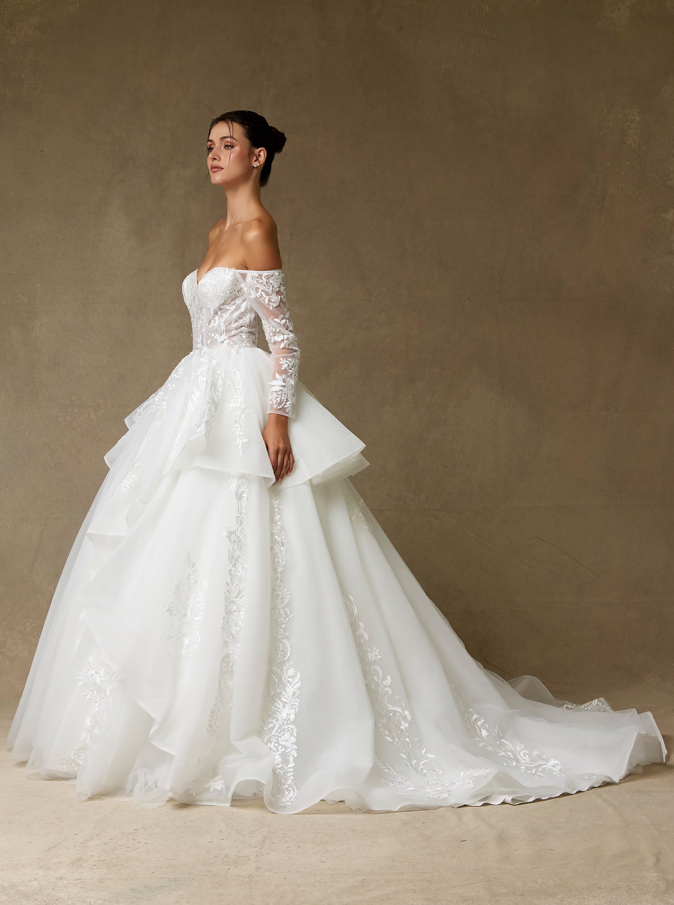 Vestido de Novia de Tul y Encaje Bordado con Lentejuelas con Hombros Descubiertos, Color Off White