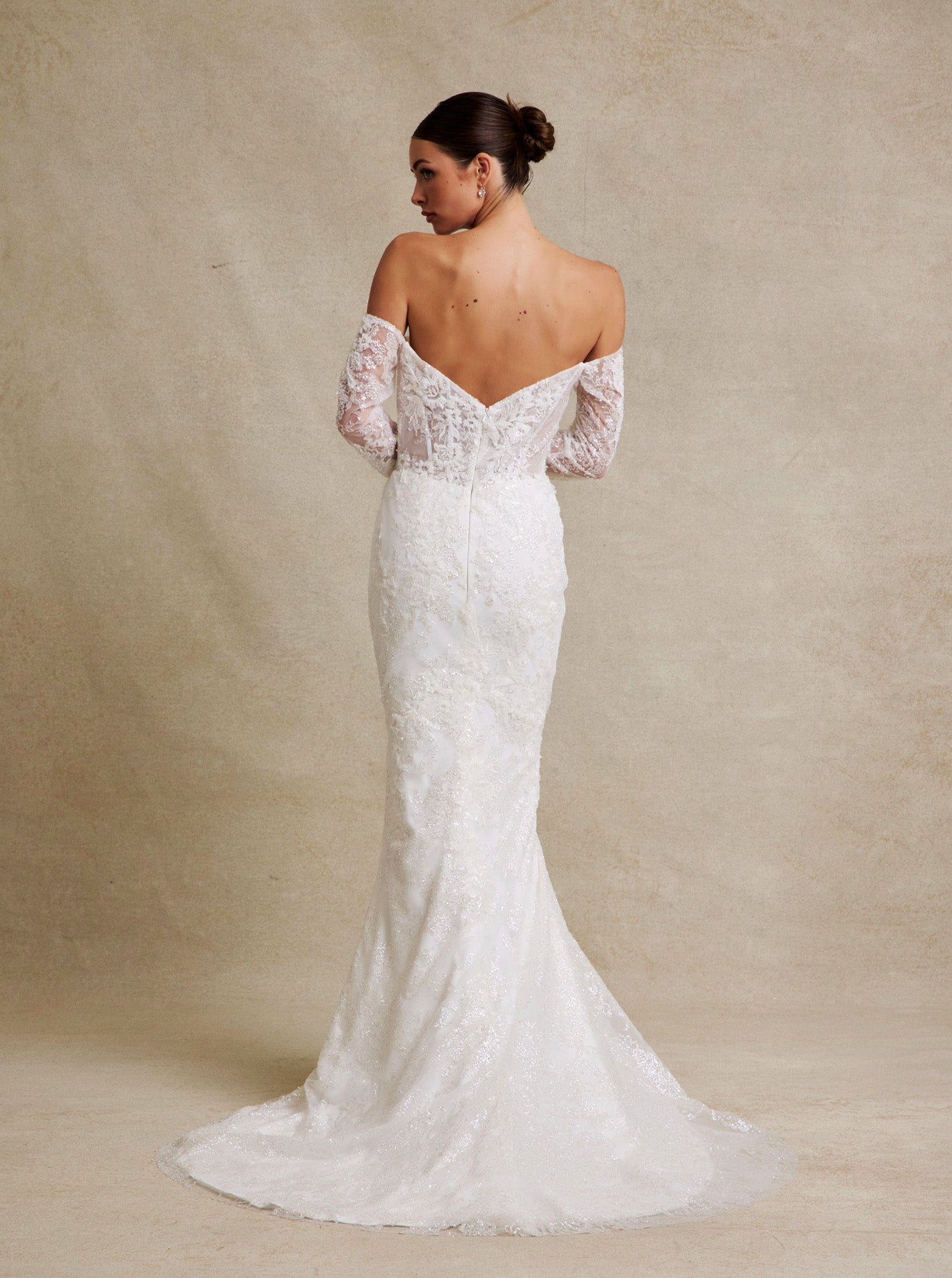 Vestido de Novia con Escote de Corazón Corte Sirena y con Manga Larga al Hombro Color Off White